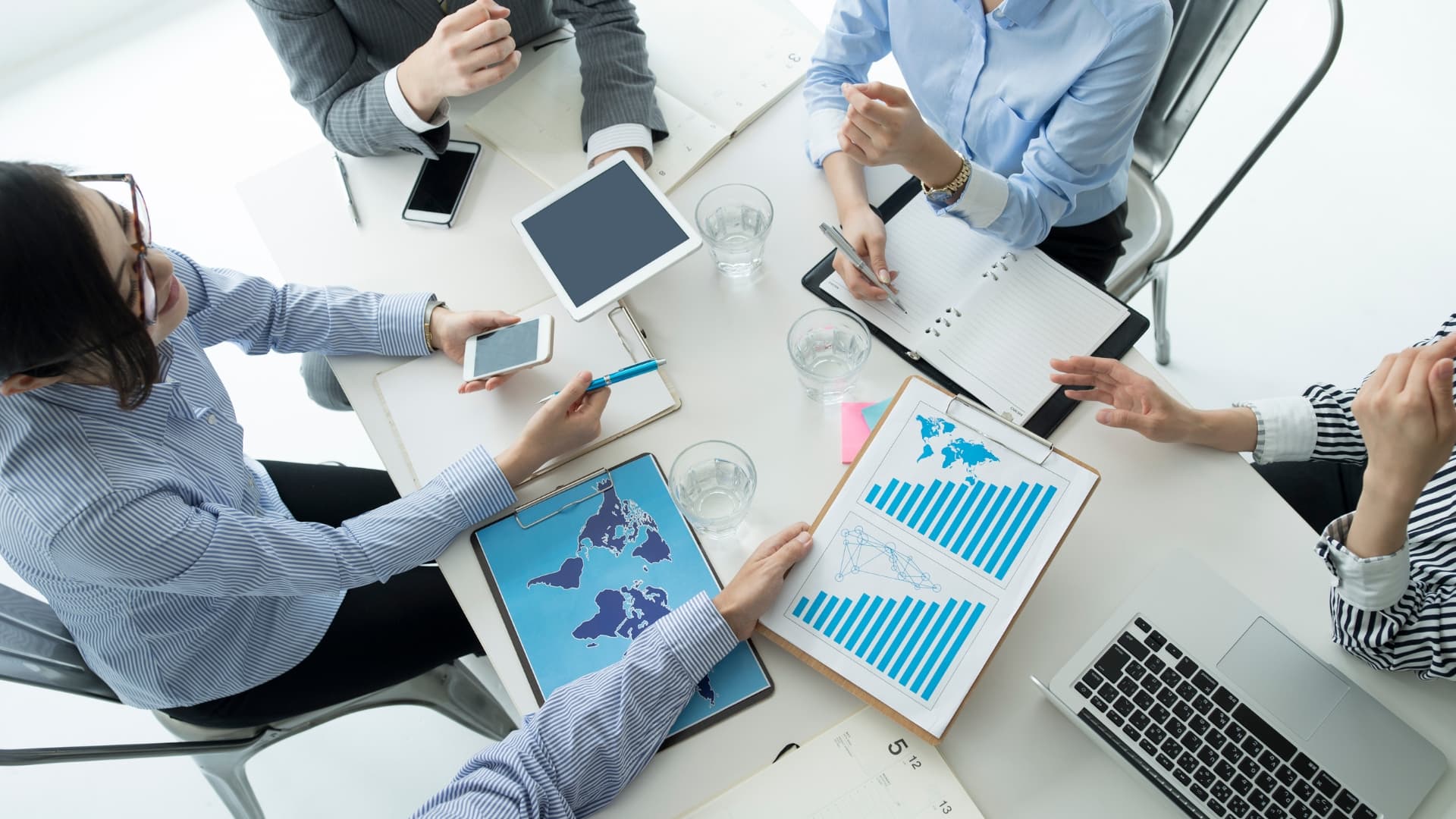 Equipo profesional trabajando en el desarrollo de proveedores